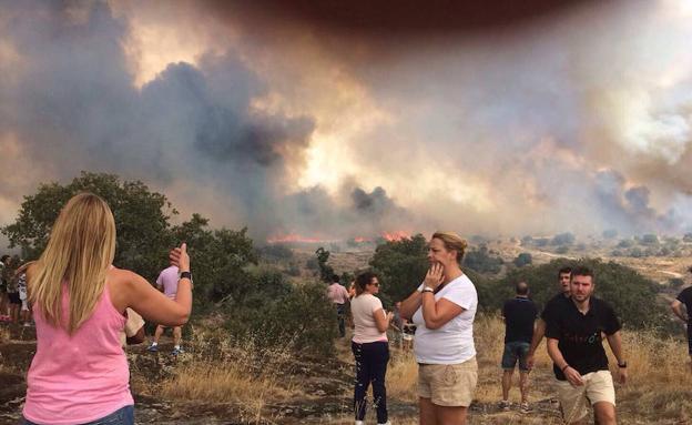 Vecinos de Fermoselle observan alarmados la zona incendiada durante la tarde del sábado.