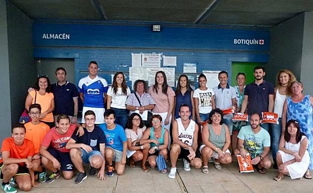 - Foto de familia de los premiados en las diferentes competiciones deportivas veraniegas celebradas en Olmedo. 