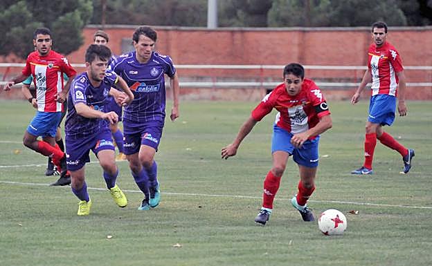 Viti, a la izquierda, intenta robar el balón a Héctor.