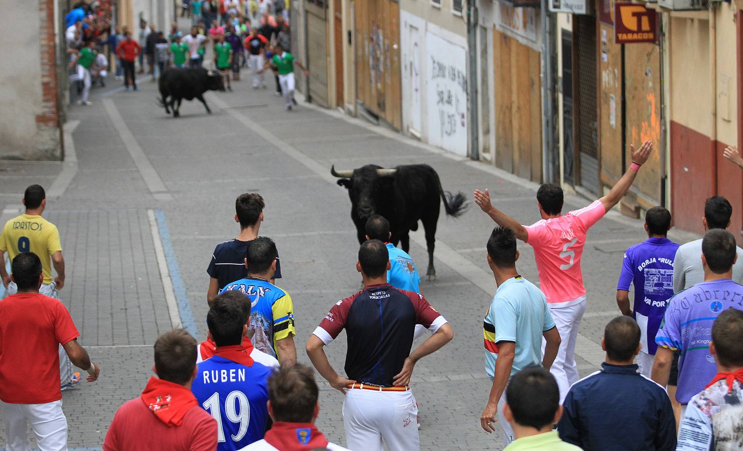 Únicamente tres astados han podido llegar al recorrido urbano y completar la carrera en el que cuatro personas han resultado heridas, dos de ellos por asta de toro y otros dos con contusiones