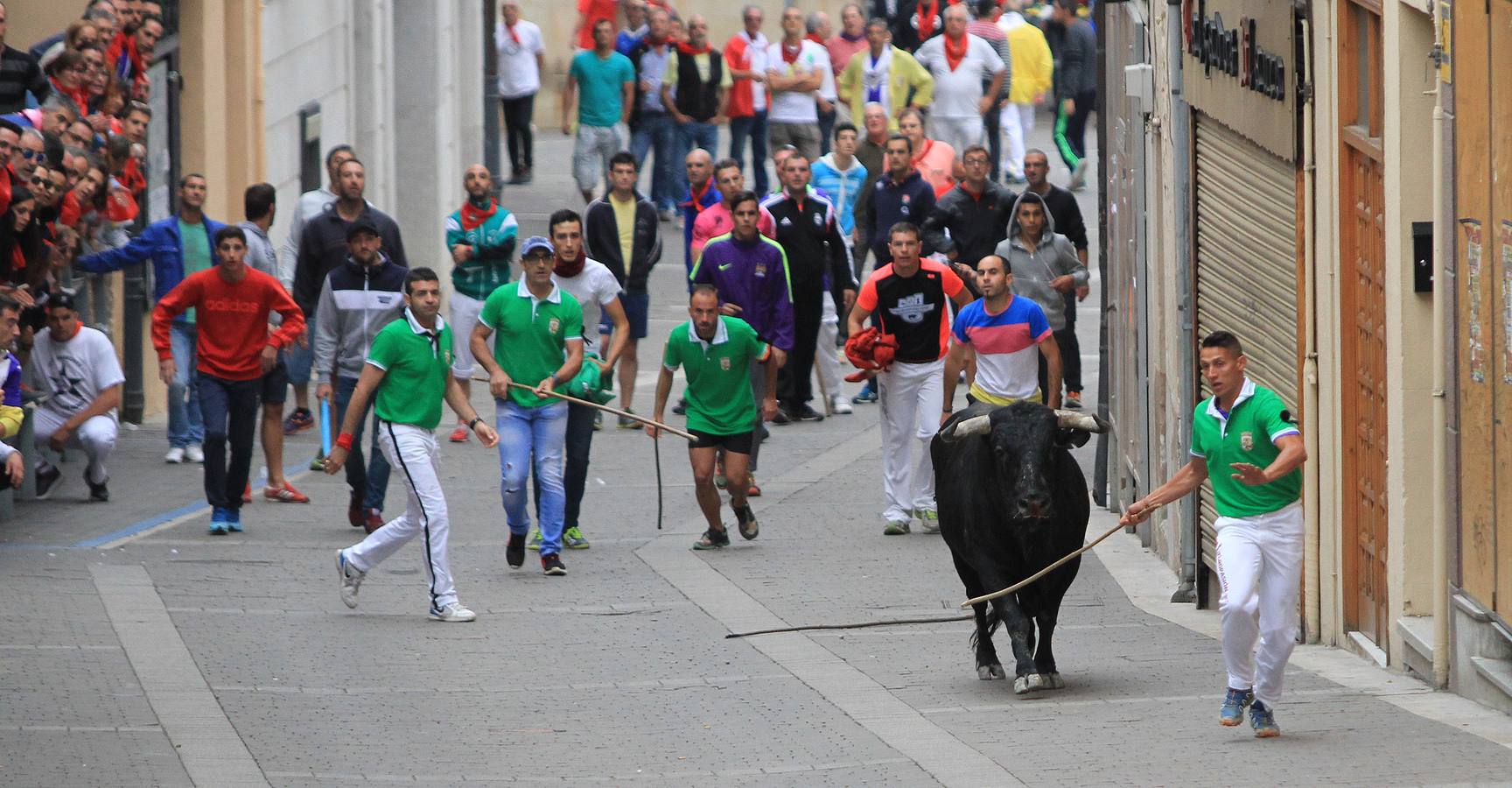 Únicamente tres astados han podido llegar al recorrido urbano y completar la carrera en el que cuatro personas han resultado heridas, dos de ellos por asta de toro y otros dos con contusiones