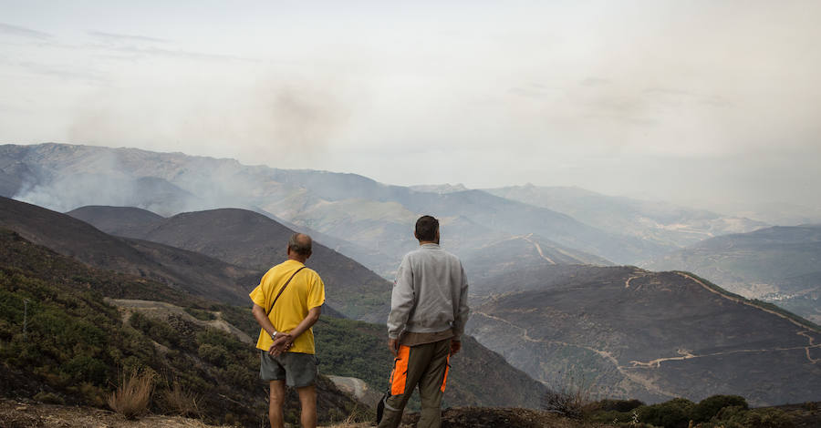 Los vecinos de Santa Eulalia, desolados ante el fuego de La Cabrera