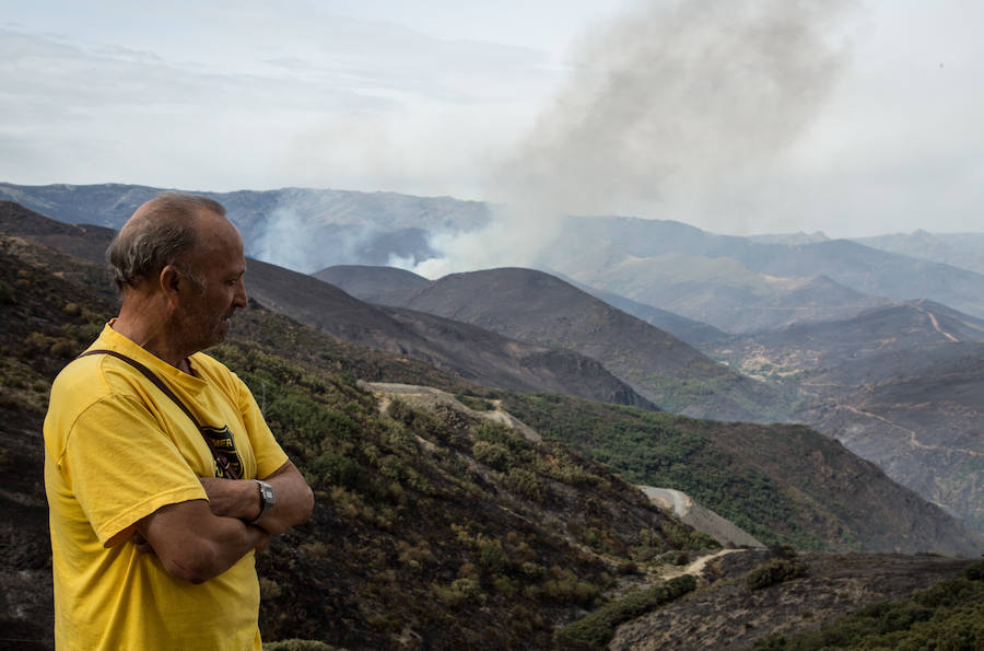 Los vecinos de Santa Eulalia, desolados ante el fuego de La Cabrera