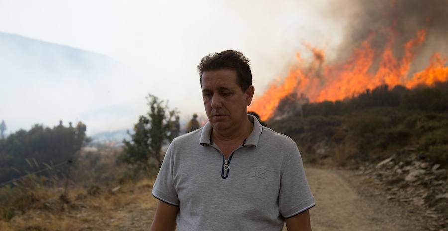 Los vecinos de Santa Eulalia, desolados ante el fuego de La Cabrera