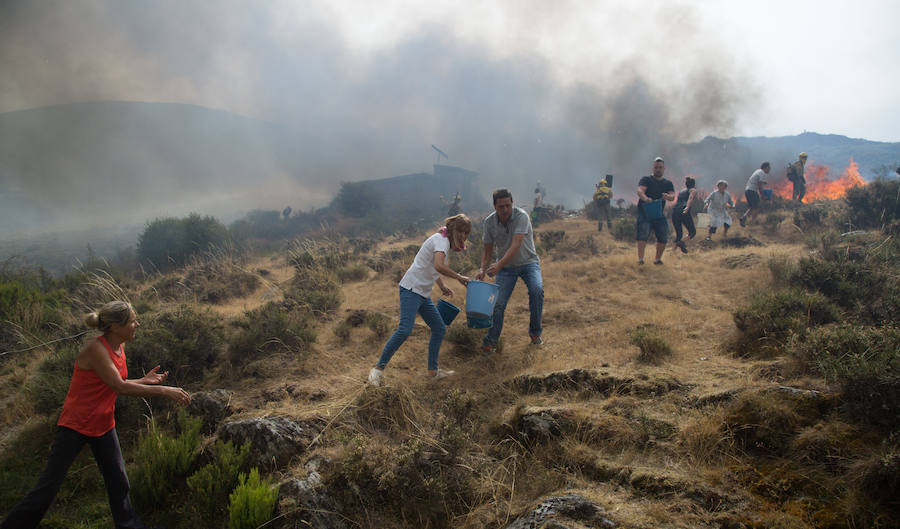 Los vecinos de Santa Eulalia, desolados ante el fuego de La Cabrera