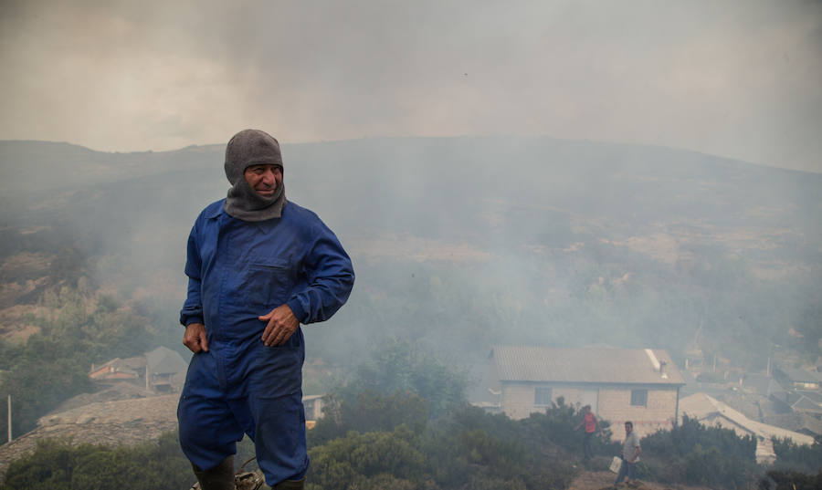 Los vecinos de Santa Eulalia, desolados ante el fuego de La Cabrera