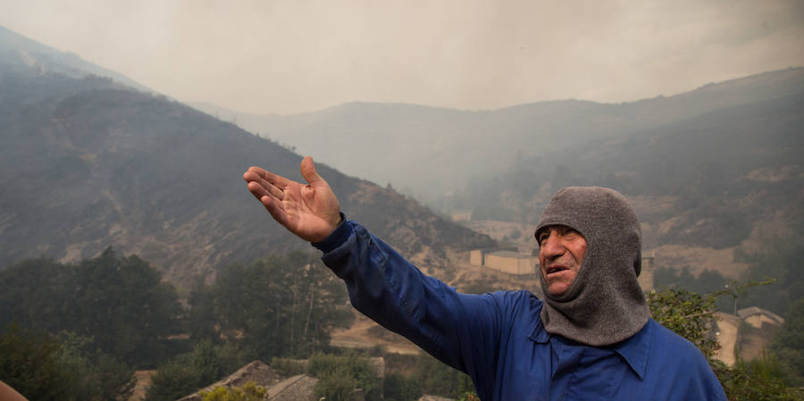 Los vecinos de Santa Eulalia, desolados ante el fuego de La Cabrera