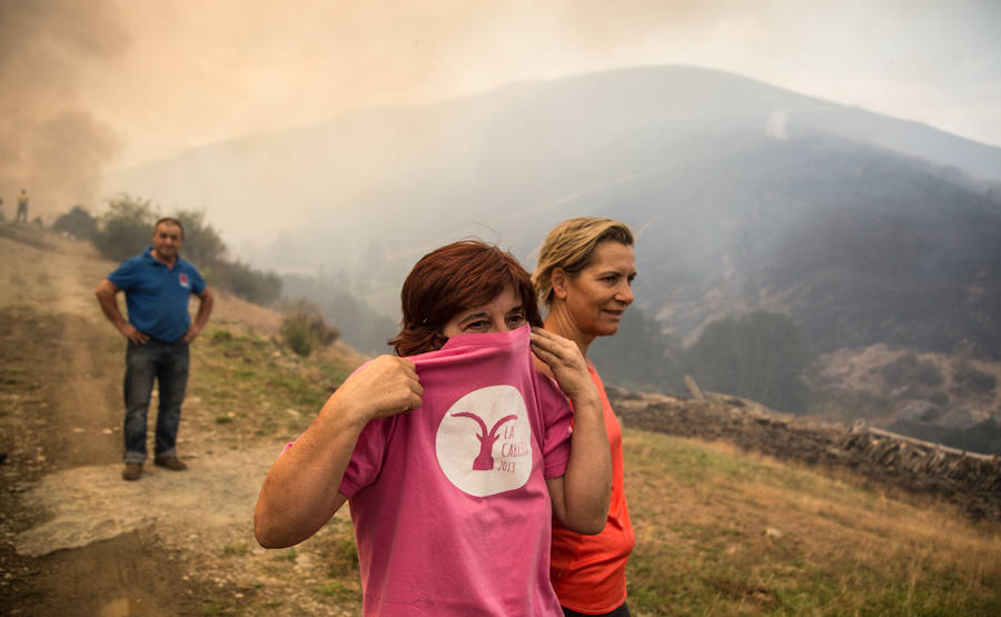 Los vecinos de Santa Eulalia, desolados ante el fuego de La Cabrera