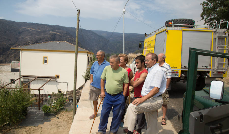 Los vecinos de Santa Eulalia, desolados ante el fuego de La Cabrera