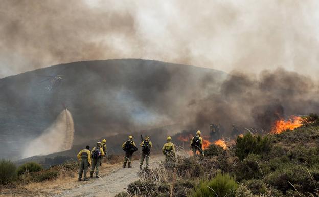 Los integrantes del operativo antiincendios observan las evoluciones del helicóptero.