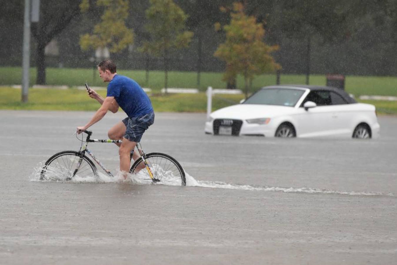 Un estudiante cruza en bicicleta.