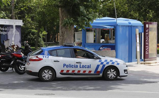 Coche de la Policía Local en el Salón. 