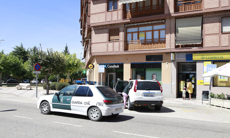 Vehículos de la Guardia Civil ante la sucursal de Dueñas víctima del atraco. 