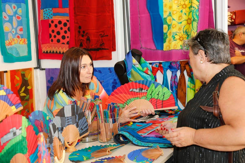 28 firmas de toda España participan en la feria instalada en el parque del Salón