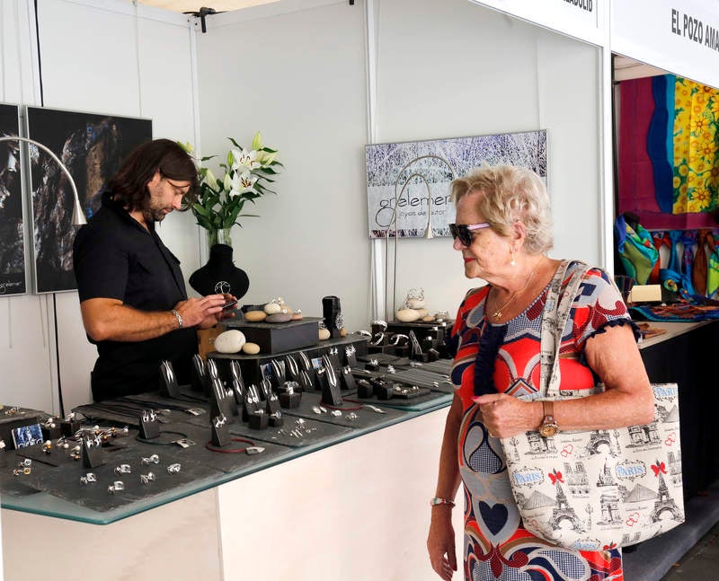 28 firmas de toda España participan en la feria instalada en el parque del Salón