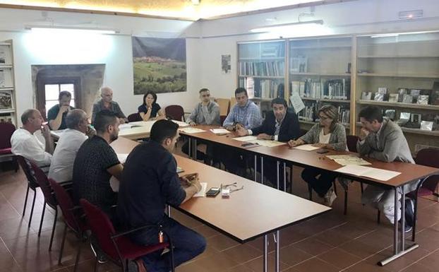 Reunión del consejero con responsables de otras administraciones en la Casa del Parque de los Arribes. 