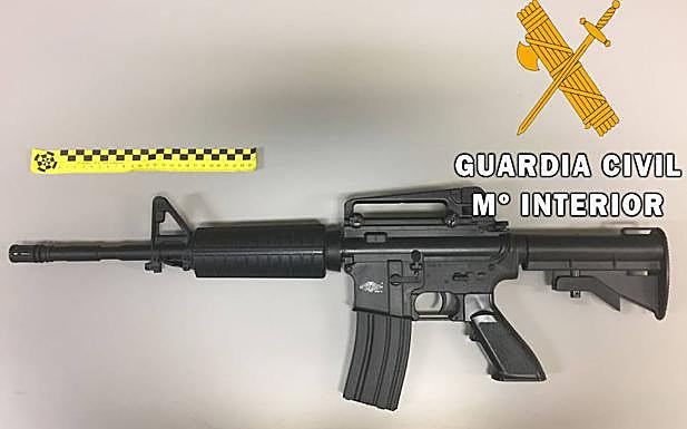 Imagen facilitada por la Guardia Civil del arma incautada.