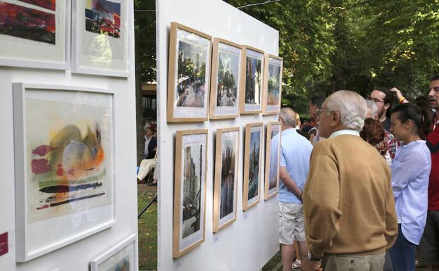 Varias personas contemplan las obras durante la inauguración de Expo Aire. 