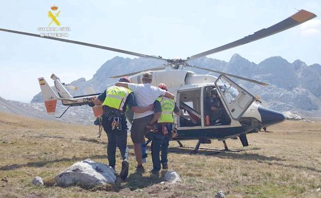 Instante del rescate de uno de los montañeros.