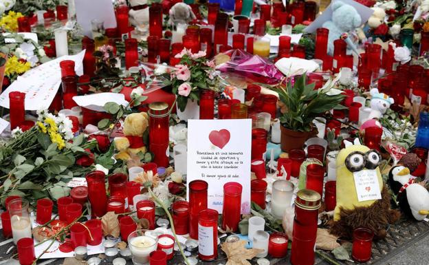 Velas y mensajes en el mosaico de Miró en las Ramblas. 