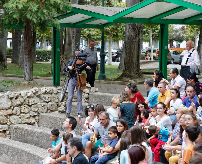 Muestra de artistas de calle Bicirco en el parque de Los Jardinillos de Palencia
