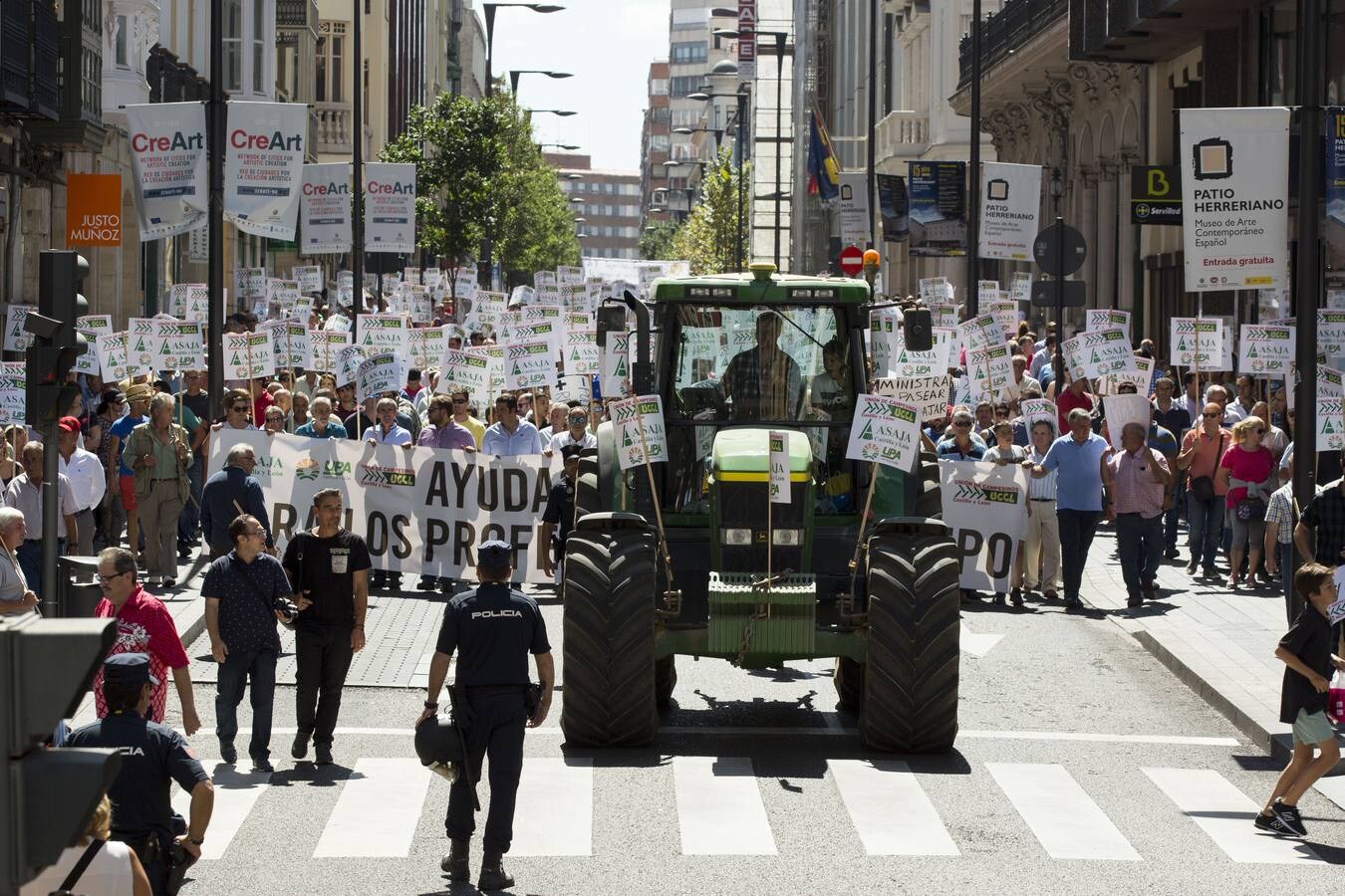 Los manifestantes han hecho sonar pitidos, gritos y protestas durante el trayecto de la marcha con la que pretenden llamar la atención tras un verano que está dejando «una situación precaria»