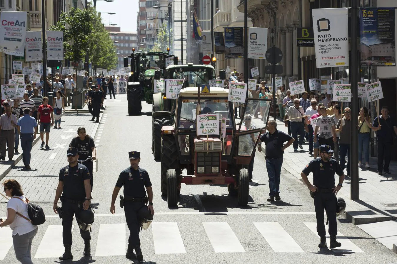 Los manifestantes han hecho sonar pitidos, gritos y protestas durante el trayecto de la marcha con la que pretenden llamar la atención tras un verano que está dejando «una situación precaria»