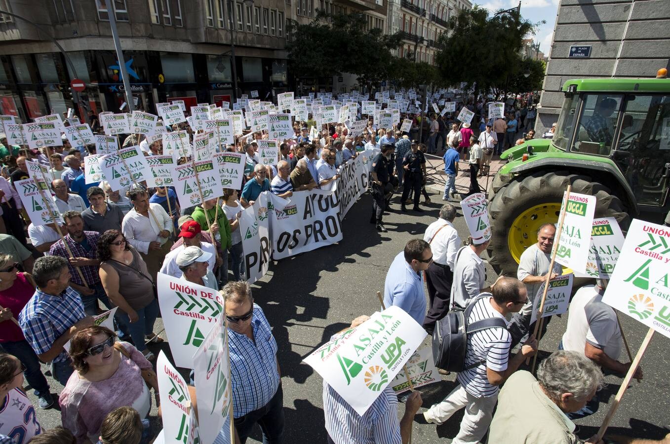 Los manifestantes han hecho sonar pitidos, gritos y protestas durante el trayecto de la marcha con la que pretenden llamar la atención tras un verano que está dejando «una situación precaria»