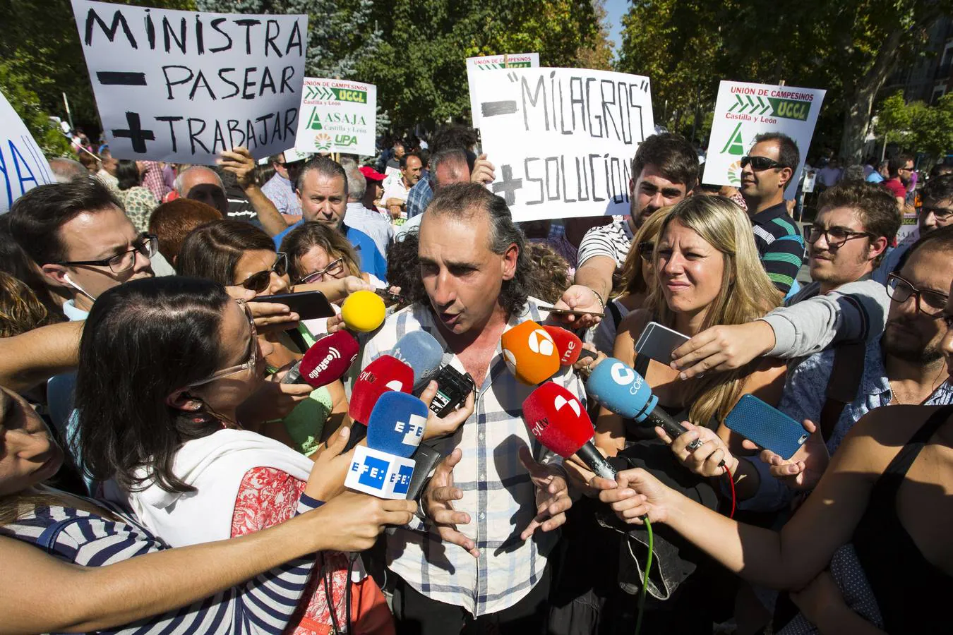 Los manifestantes han hecho sonar pitidos, gritos y protestas durante el trayecto de la marcha con la que pretenden llamar la atención tras un verano que está dejando «una situación precaria»