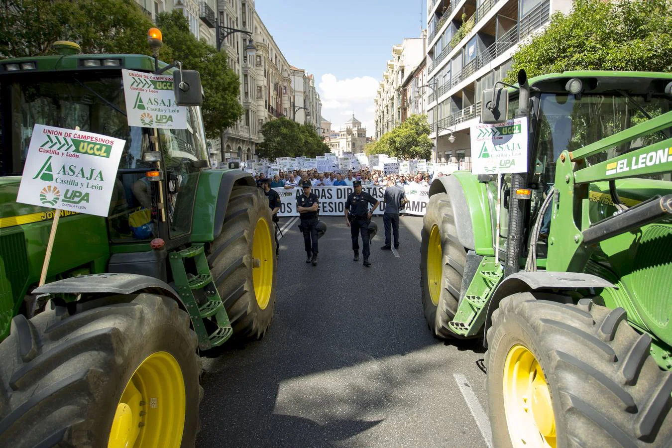 Los manifestantes han hecho sonar pitidos, gritos y protestas durante el trayecto de la marcha con la que pretenden llamar la atención tras un verano que está dejando «una situación precaria»