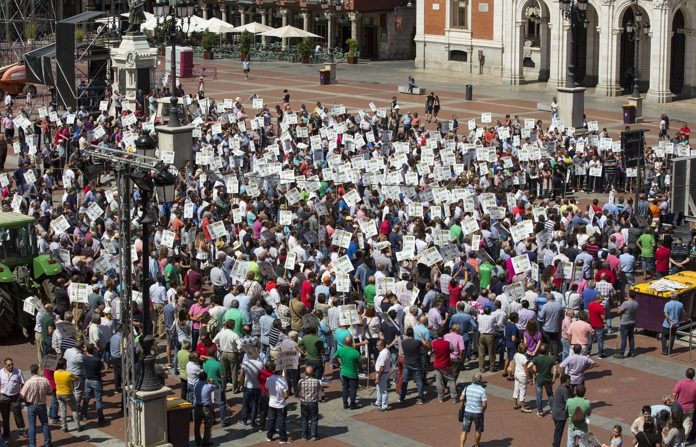 Los manifestantes han hecho sonar pitidos, gritos y protestas durante el trayecto de la marcha con la que pretenden llamar la atención tras un verano que está dejando «una situación precaria»