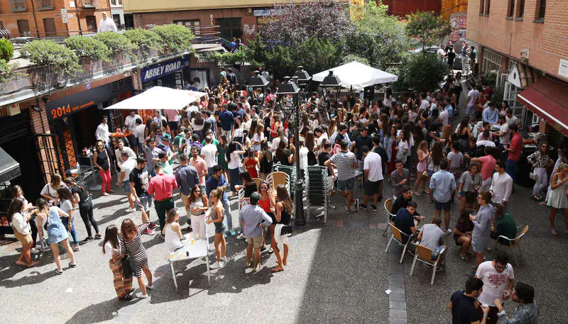 Cientos de jóvenes se han concentrado en una fiesta en la calle promovida por los bares de la zona