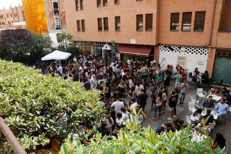 Cientos de jóvenes se han concentrado en una fiesta en la calle promovida por los bares de la zona