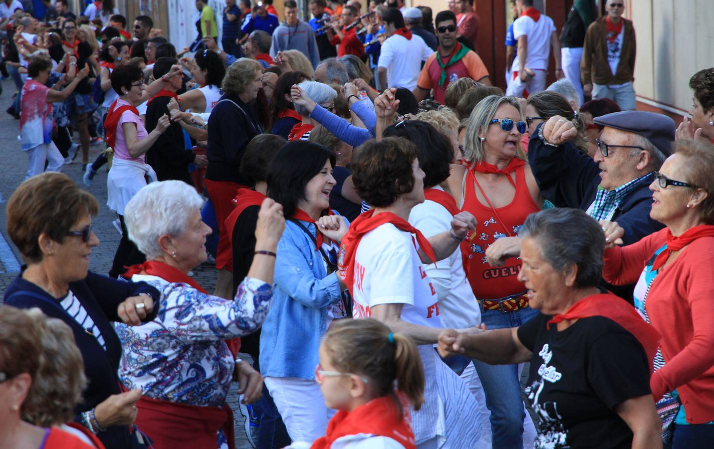 Los toros de la ganadería de Lagunajanada, protagonizaron momentos emocionantes y peligrosos en las calles, al entrar toda la manada disgregada