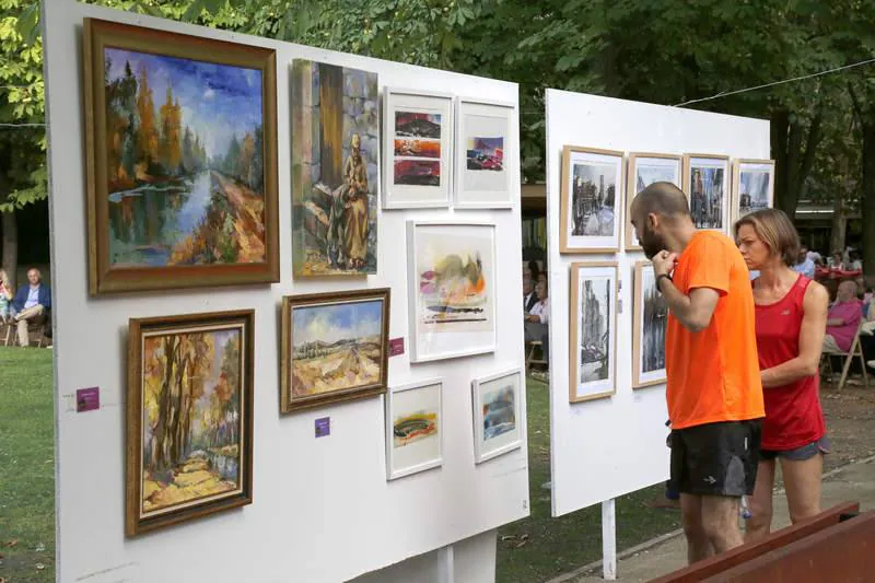 Más de 60 artistas de diferentes técnicas y estilos exhiben sus obras al aire libre