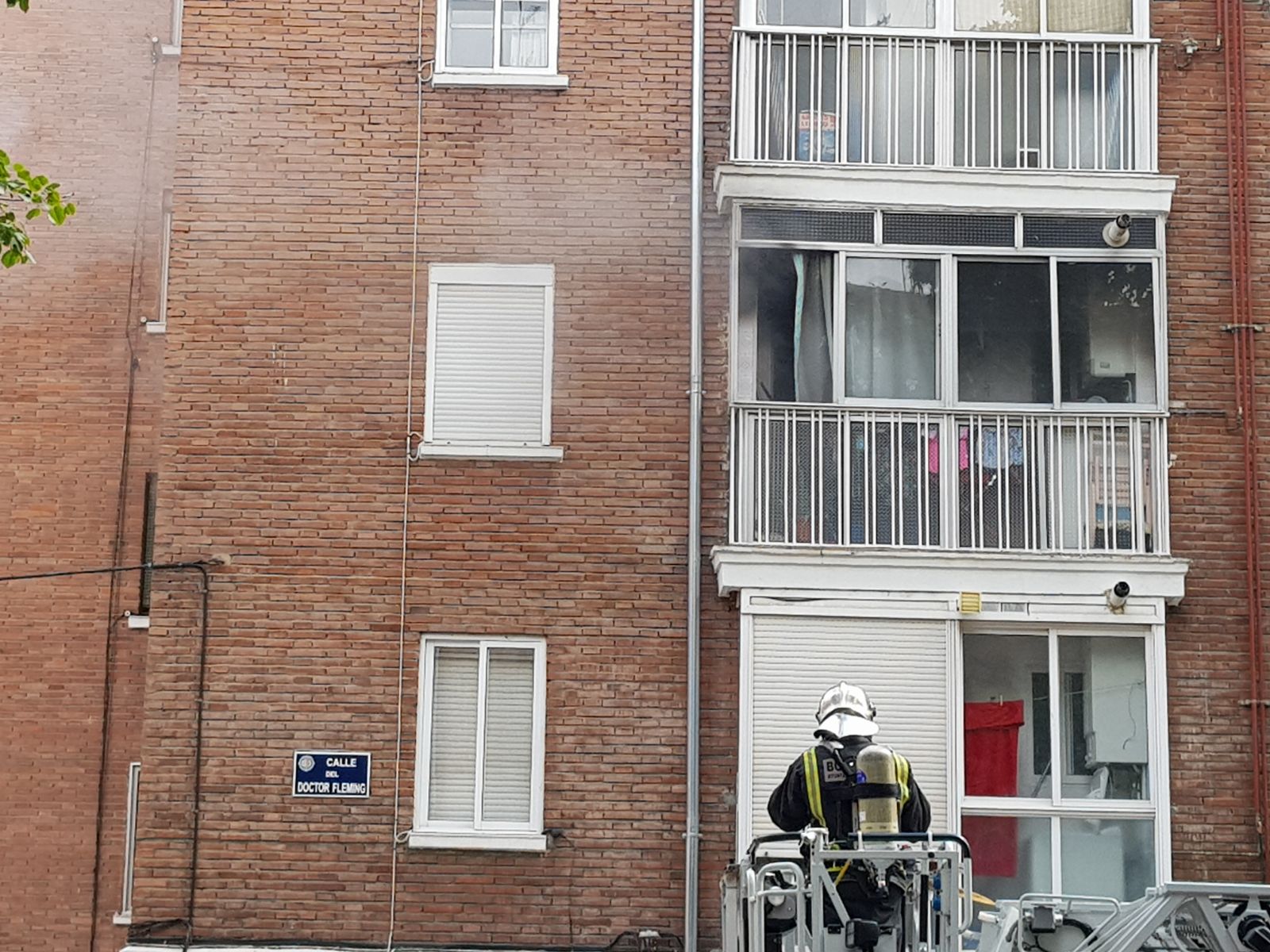 Los bomberos intervienen en la calle Doctor Fleming