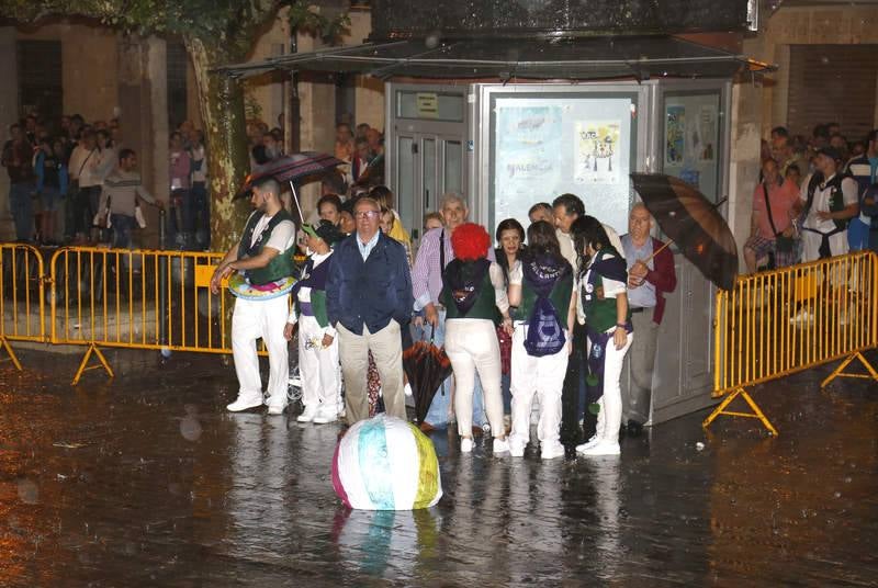 La lluvia obliga a posponer el pregón para mañana 