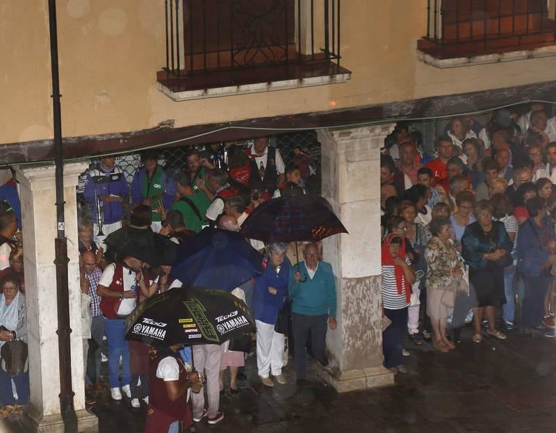 La lluvia obliga a posponer el pregón para mañana 