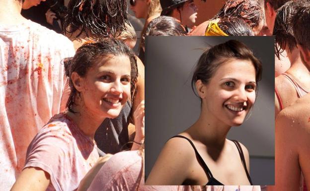 Eva Casado, a la derecha, publicó esta imagen en Facebook para mostrar su enorme parecido con una joven que, en ese momento, no conocía.