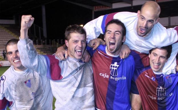 Jugadores gimnásticos celebran en El Plantío su pase ante el Burgos.