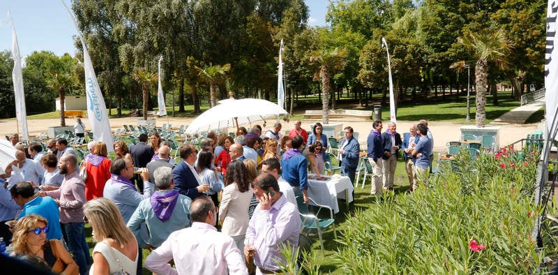 Representantes de las instituciones, de las empresas y entidades palentinas disfrutan con el periódico en el Chiringuito de las Huertas del Obispo