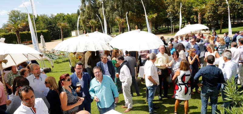 Representantes de las instituciones, de las empresas y entidades palentinas disfrutan con el periódico en el Chiringuito de las Huertas del Obispo