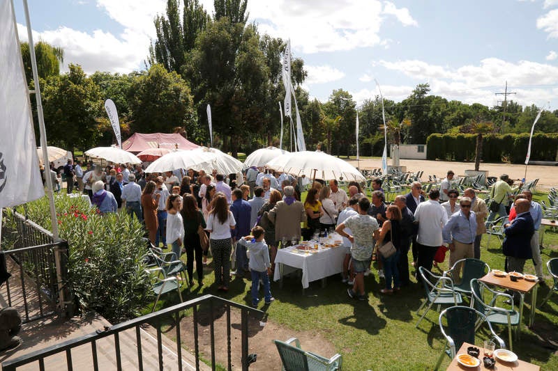 Representantes de las instituciones, de las empresas y entidades palentinas disfrutan con el periódico en el Chiringuito de las Huertas del Obispo