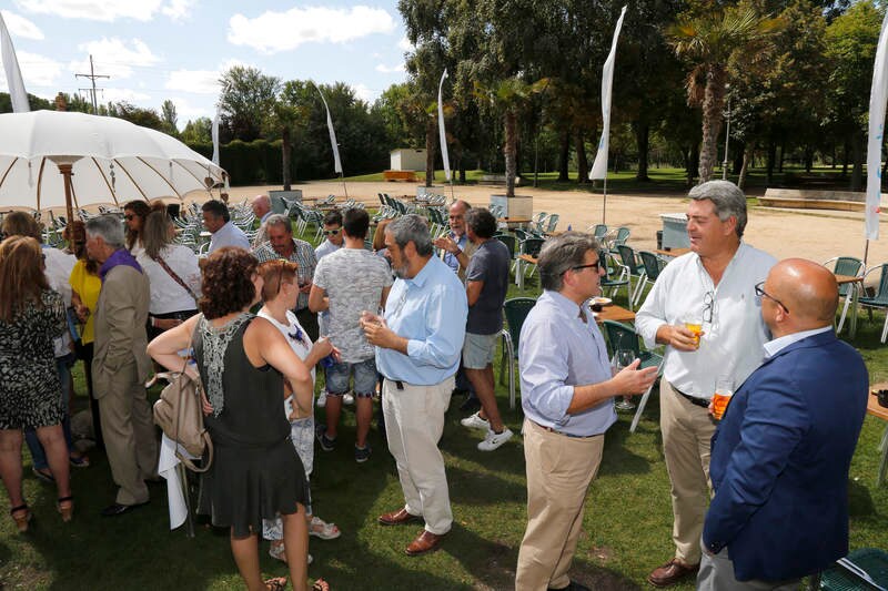 Representantes de las instituciones, de las empresas y entidades palentinas disfrutan con el periódico en el Chiringuito de las Huertas del Obispo