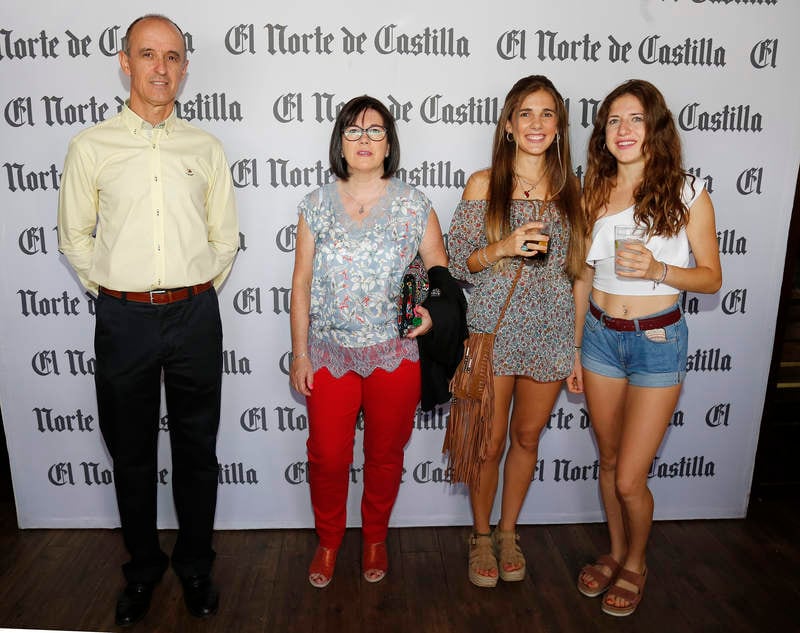 Las atletas Marta García y Carla Gallardo, a la derecha.