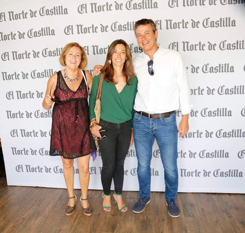 La concejala Rosario García (PSOE), con Elena León y Juan Pablo Izquierdo (Ciudadanos).