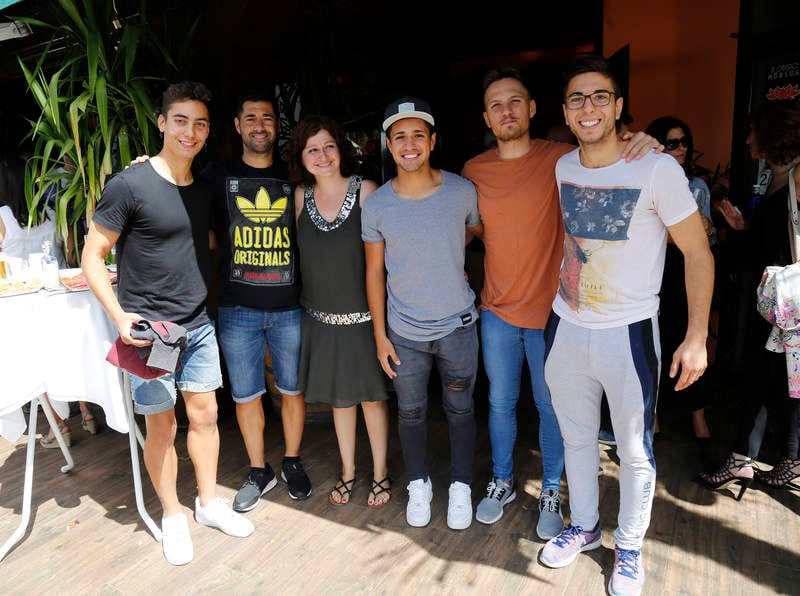 Facundo García, Iván Pelayo, Lucas Delgado, Paolo Chiaraluce y Ramiro de Lillo, del Deportivo Palencia, con la redactora de El Norte Esther Bengoechea.