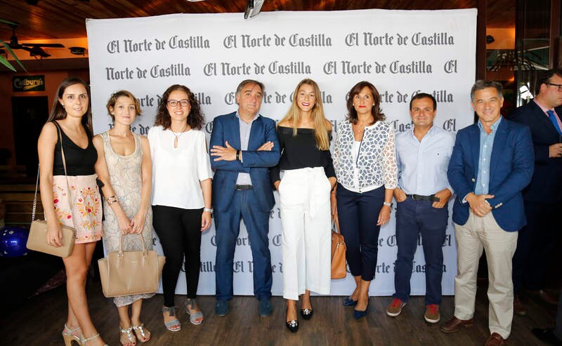 José Antonio Basterra (en el centro), director de Novotel, con su mujer Manuela Moreiras y su hija. 