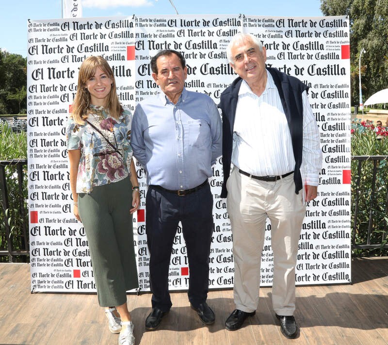 Mariano Haro, en el centro, acompañado con Natalia Izquierdo y Javier Bravo (Cruz Roja).