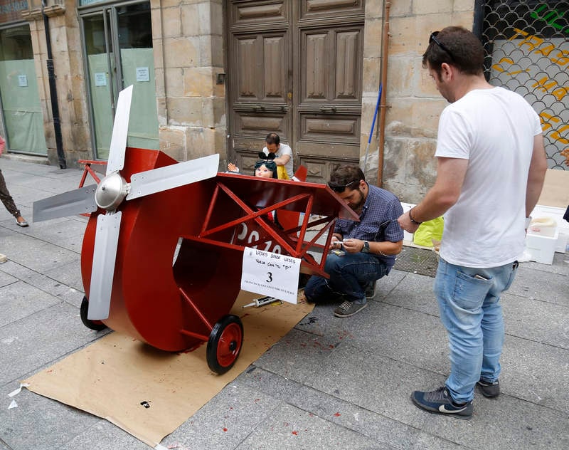 Las piezas se han situado en el primer tramo de la calle, entre Correos y los Cuatro Cantones, y podrán contemplarse durante todas las fiestas